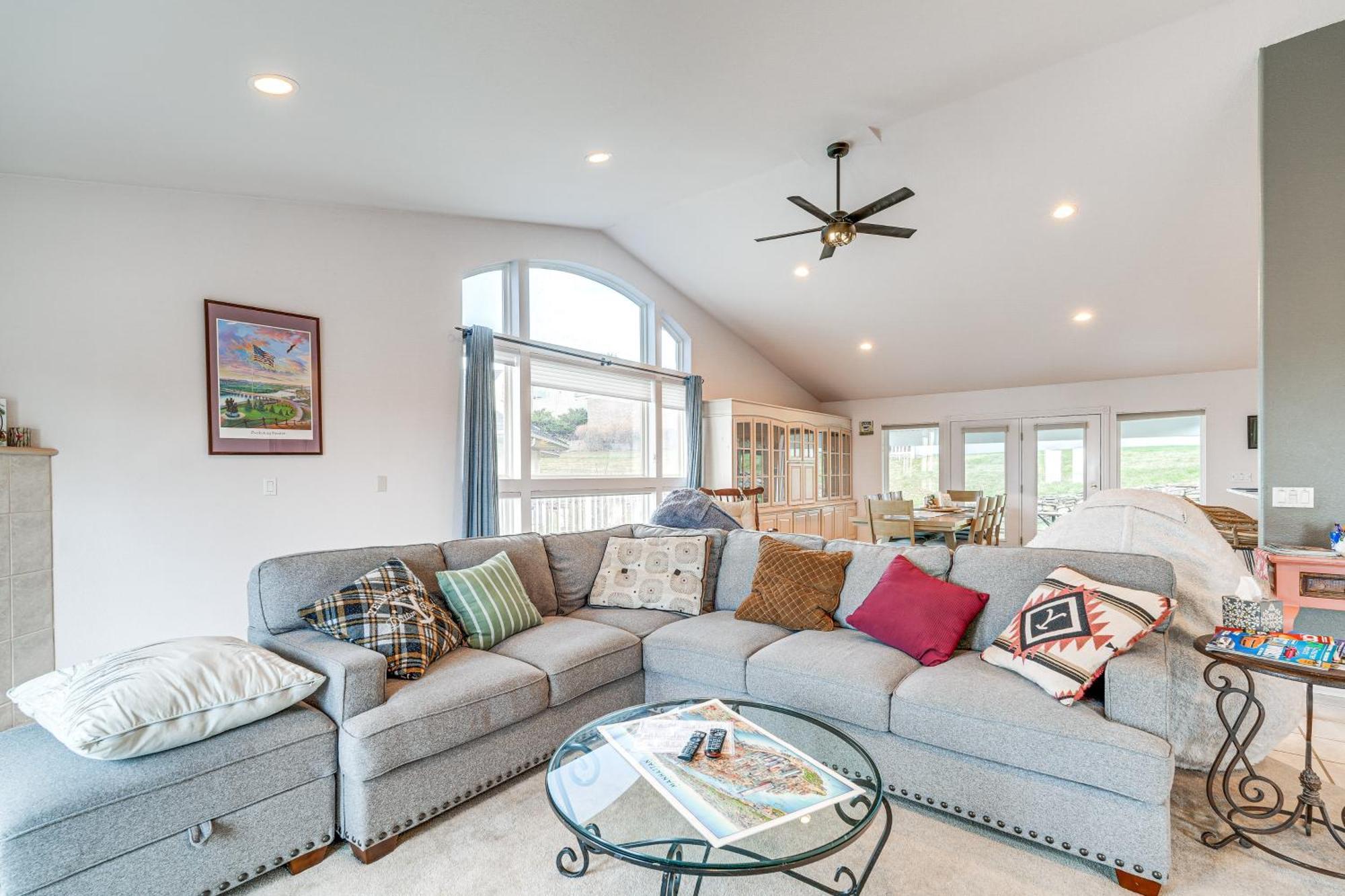 Inviting Great Falls Home With Wraparound Deck! المظهر الخارجي الصورة